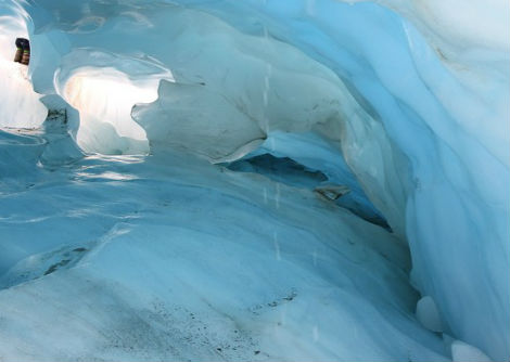 ما الذي يشكل الكهف الجليدي؟