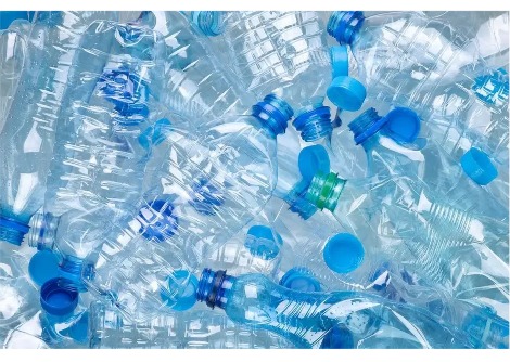 يمكن إعادة تدوير الزجاجات البلاستيكية وتحويلها إلى مكثفات فائقة لتخزين الطاقة