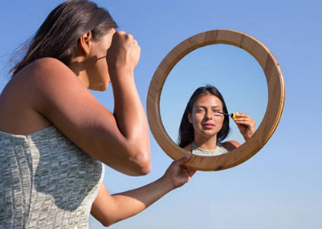 كيف تُمكّننا المرآة من رؤية أنفسنا؟   