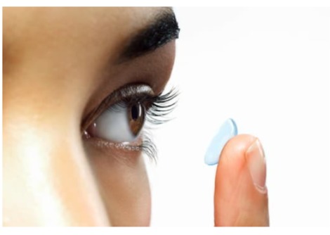 دراسة  : العدسات اللاصقة القابلة لإعادة الاستخدام تزيد من خطر الإصابة بعدوى نادرة بالعين