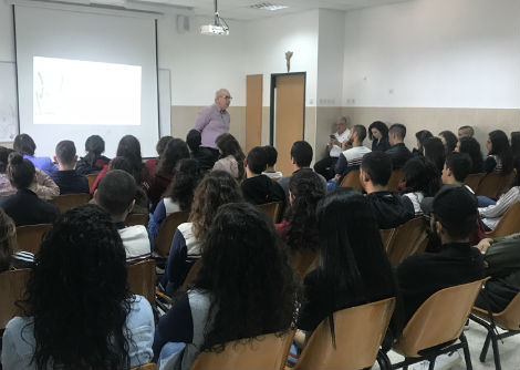 البروفيسور سليم زاروبي يقدم محاضرة  لطلاب مدرسة راهبات مار يوسف الناصرة 