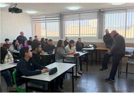 البروفيسور إدريس تيتي في مدرسة الحكمة في سخنين