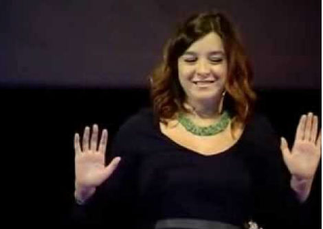 لأول مرة !!! لبنانية تدافع عن اللغة العربية في برنامج تيد