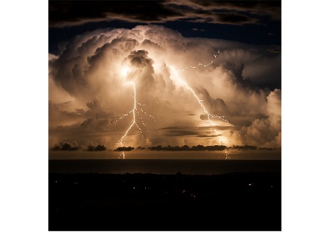 كيف يُطلق البرق الغازات ؟