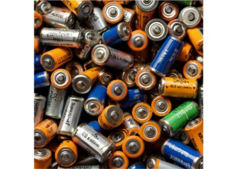 البطاريات المصنوعة من النفايات الصناعية يمكن أن تخزن الطاقة المتجددة