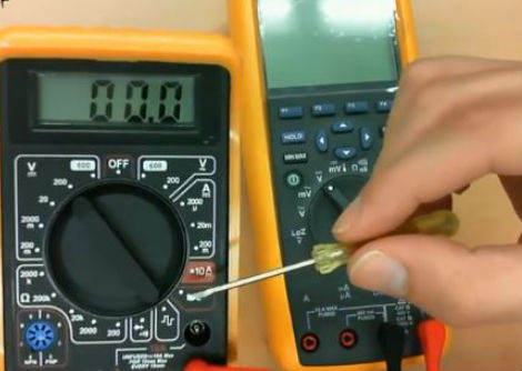 أجهزة القياس عمليا (Multimeters)