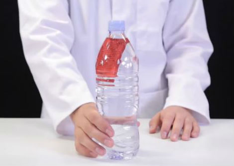 خدعة انحناء الماء وتجربتان علميتان يمكن عملهما بالبيت