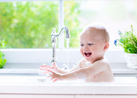 لماذا يتجعد الجلد عند الاستحمام؟