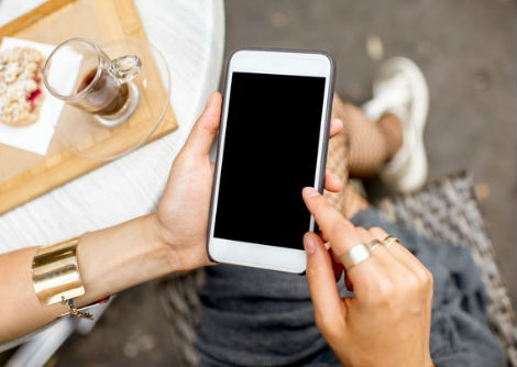 هل الهواتف المحمولة تسبب الألم في المفاصل الصناعيّة؟