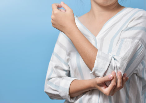 لماذا نشعر بالألم عندما يصطدم المرفق بشيءٍ ما؟