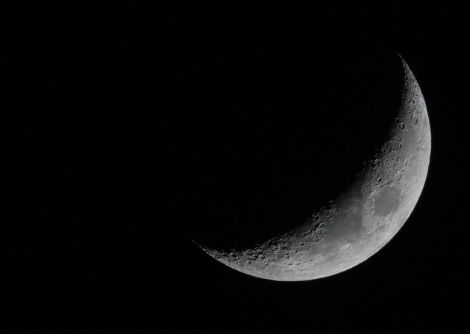 لماذا نرى الجانب المظلم من الهلال في بعض الأحيان؟